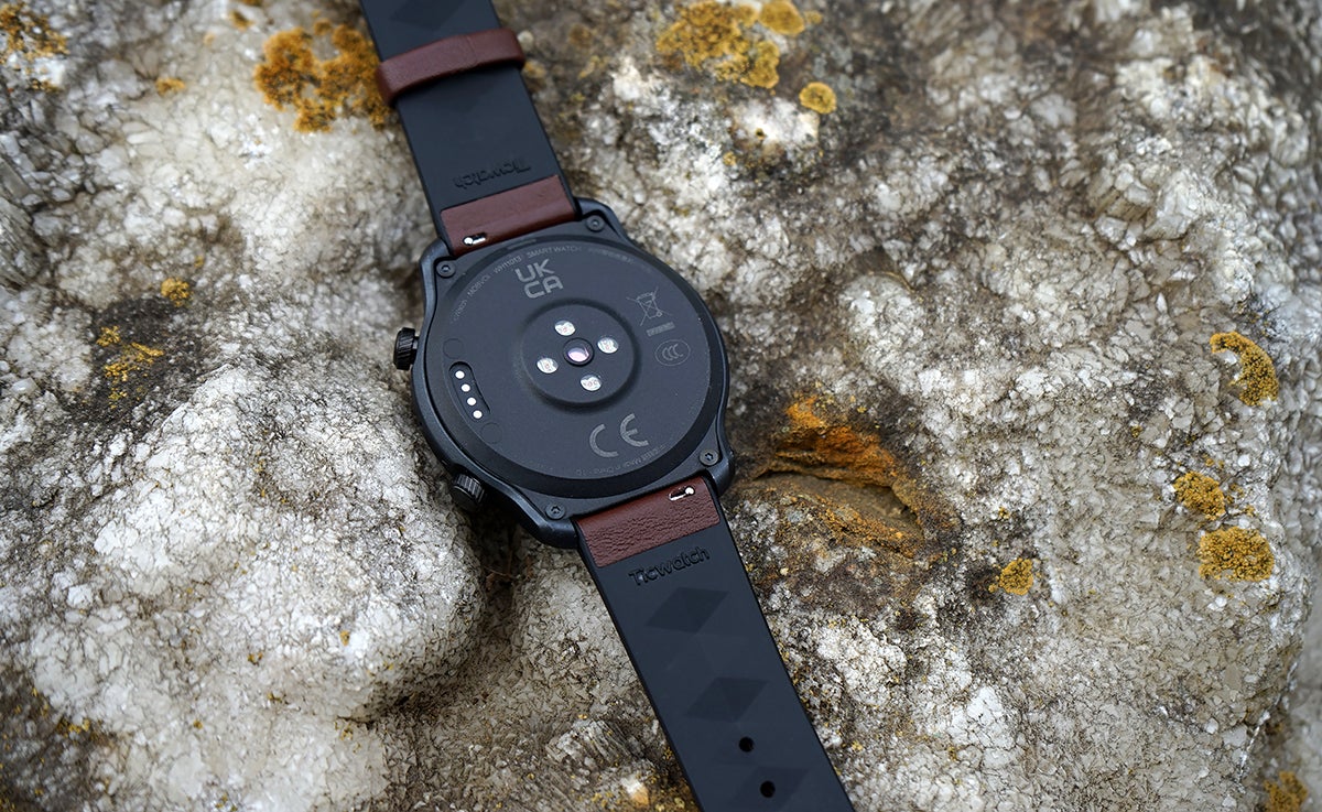 La parte inferior del TicWatch Pro 3 Ultra, con su enorme medidor cardíaco.