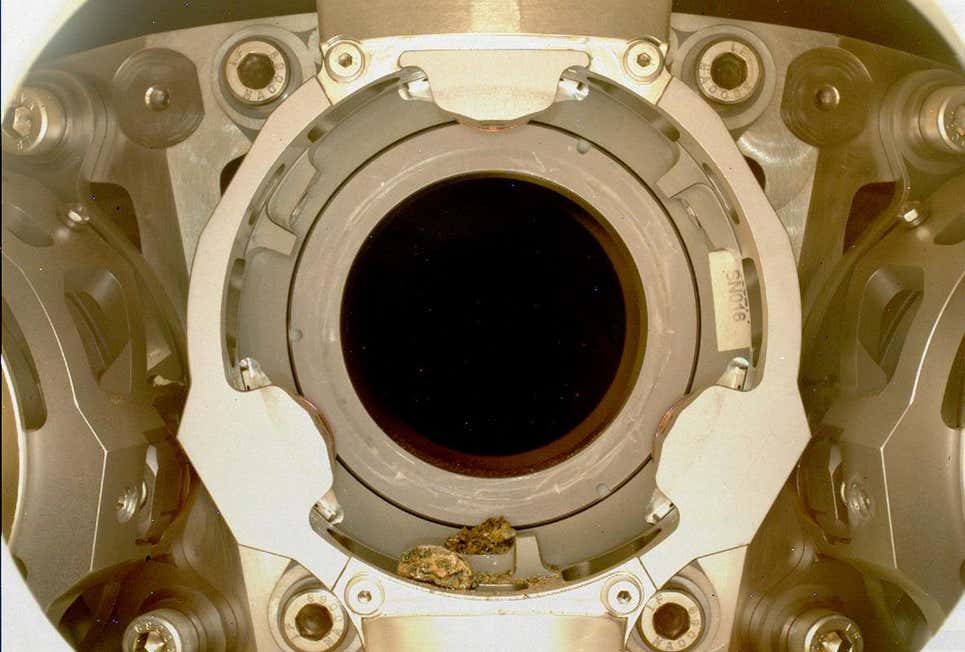 Escombros en el carrusel de Perseverance, fotografiados por la cámara WATSON del rover el 6 de enero de 2022.