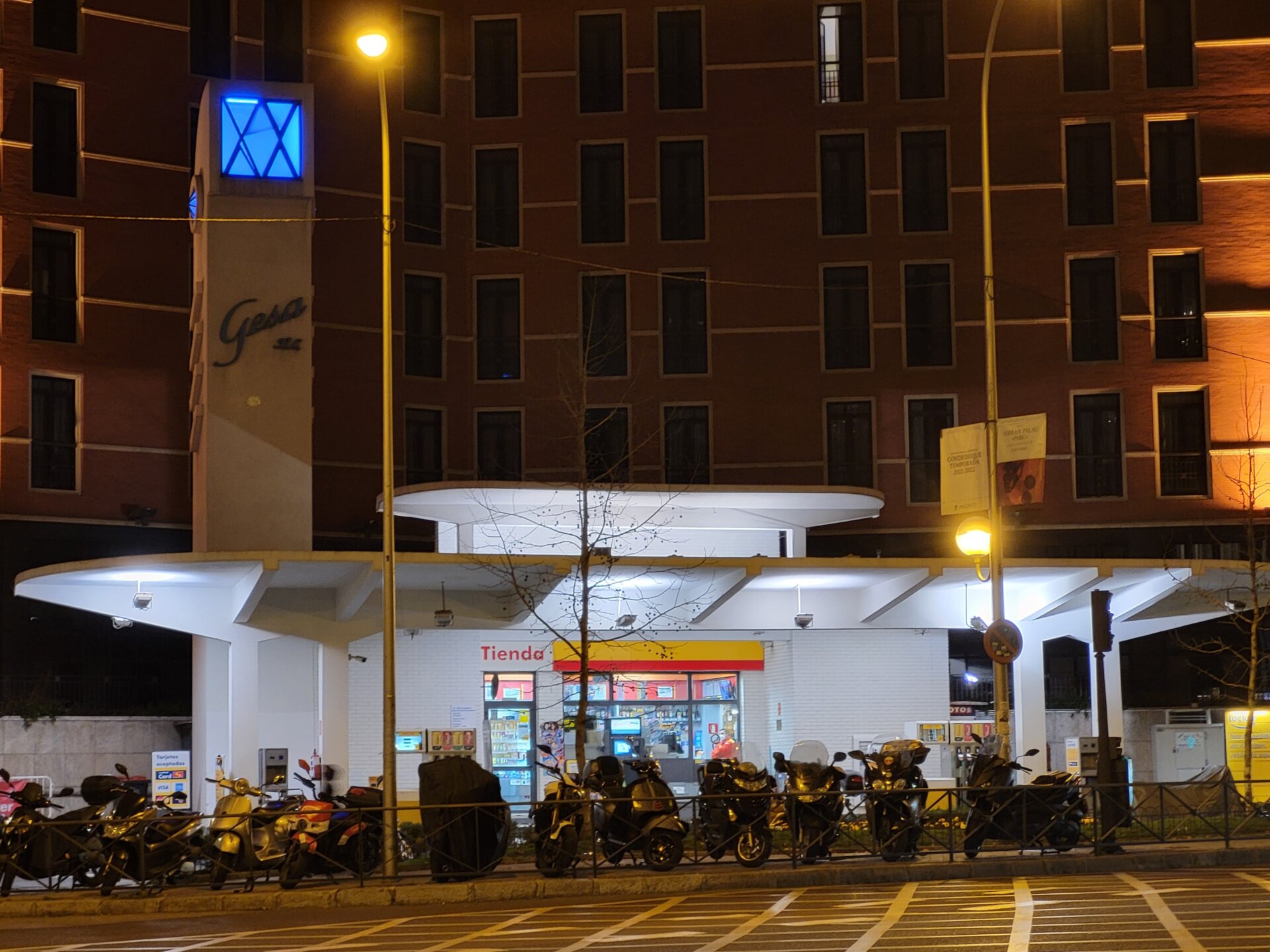 La lente teleobjetivo consigue mejores resultados con poca luz que el gran angular.