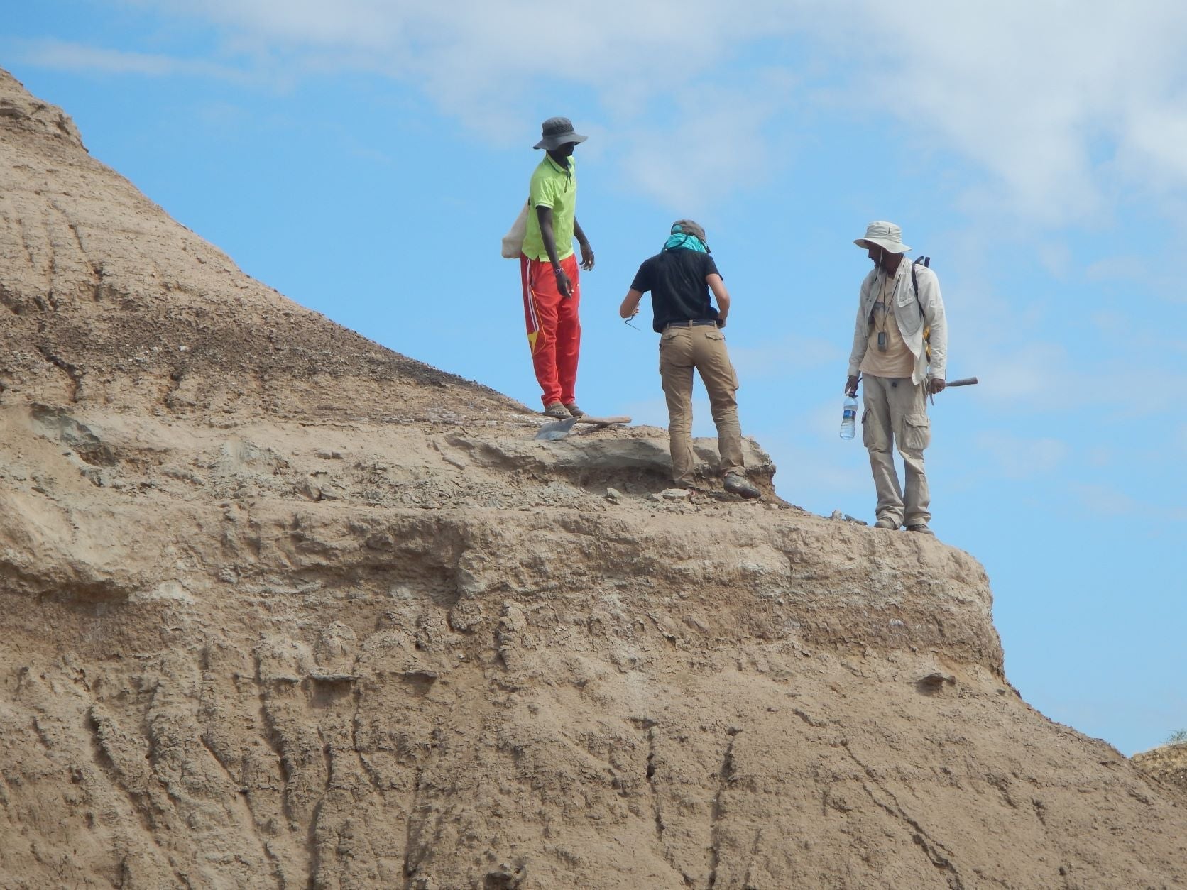 El equipo toma muestras de depósitos de ceniza en la formación Omo Kibish en Etiopía