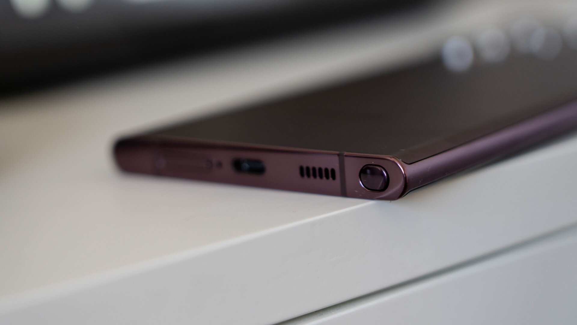 Ahí se puede ver la ligera curvatura de la pantalla y el agujero para el S-Pen.