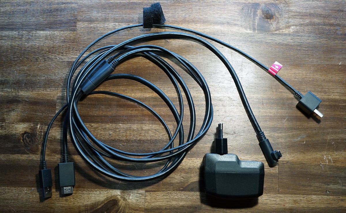 Las tabletas con pantalla dependen de un lío de cables, y la Wacom One no es una excepción. A la izquierda, los que van al PC. A la derecha, el que va a la tableta y arriba (etiquetado en rojo) el de alimentación.