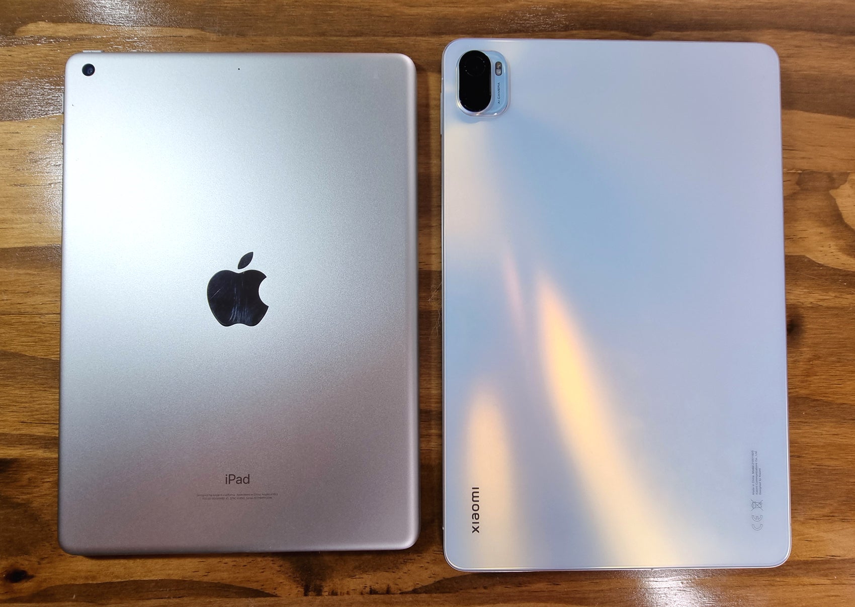 A la izquierda un iPad. A la derecha la Xiaomi Pad 5.