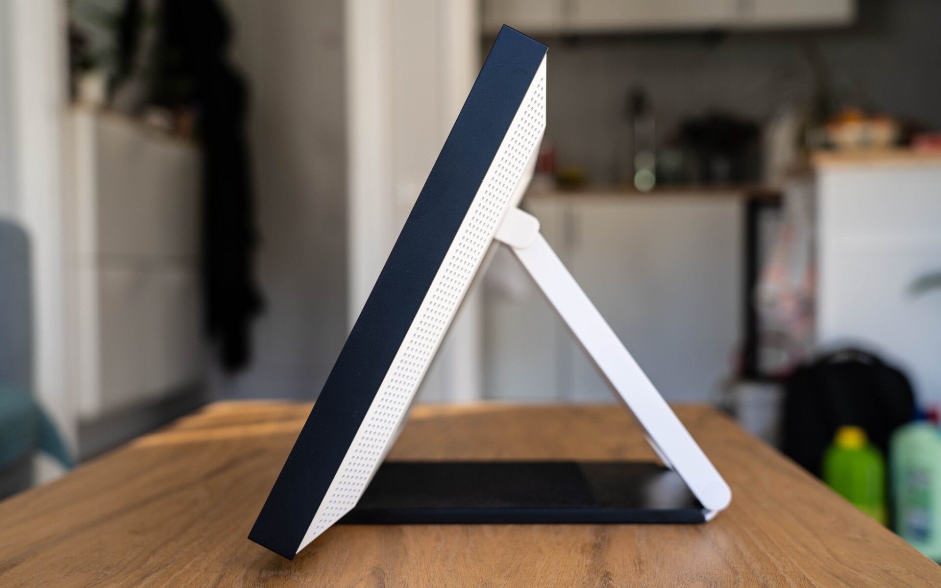 Puedes colocar tu Echo Show 15 sobre una peana, pero tendrás que pagarla aparte.