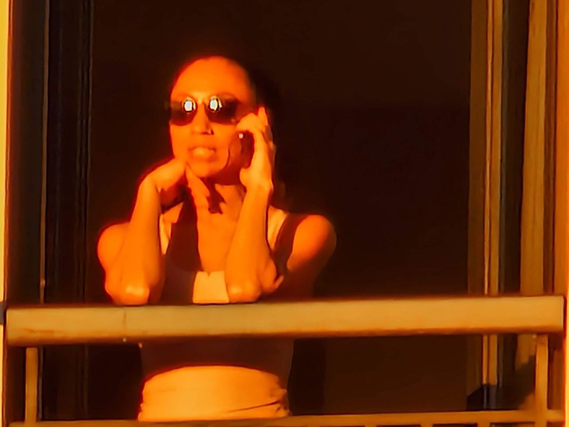 Con el zoom óptico x100 no sacarás buenas fotos, pero puedes ver con claridad lo que ocurre a decenas de metros de distancia.