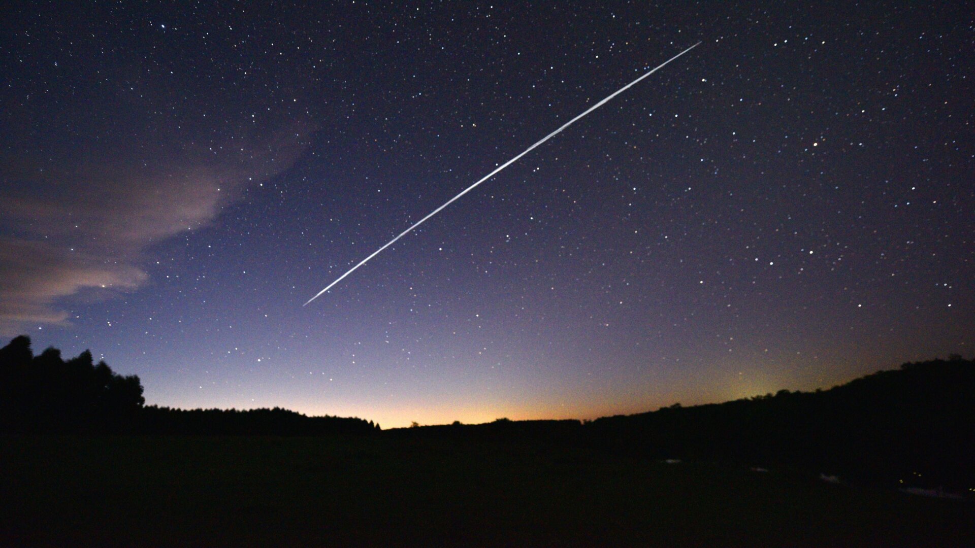 Un grupo de satélites Starlink de SpaceX pasando sobre Uruguay el 7 de febrero de 2021