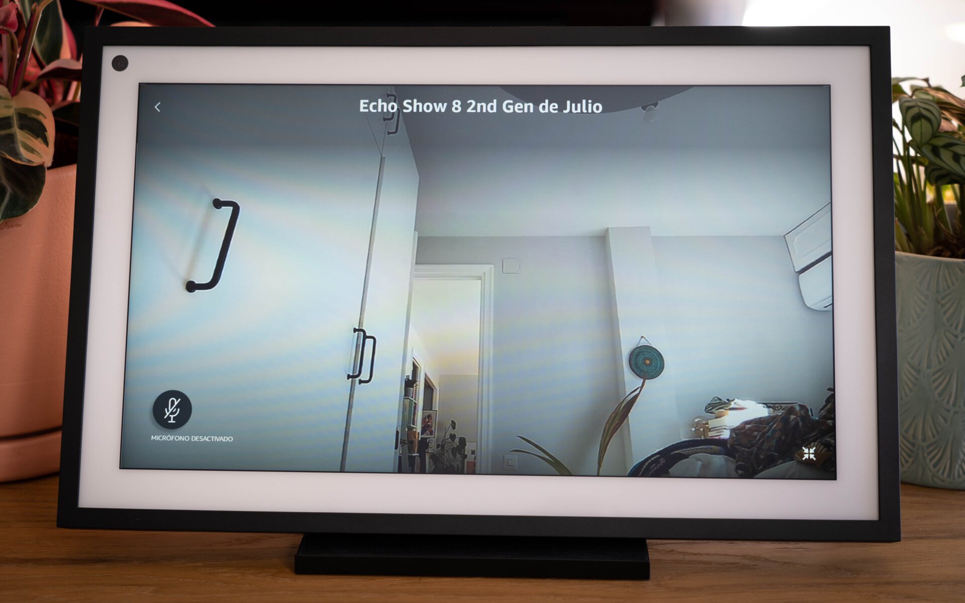 Puedes utilizar la gigantesca pantalla del Echo Show 15 para conectarte a otras cámaras inteligentes.