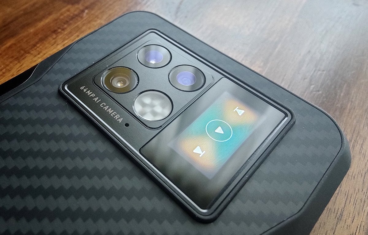 El flash es tan grande porque también alberga el LED infrarrojo que emplea para iluminar la escena en el modo de visión nocturna.