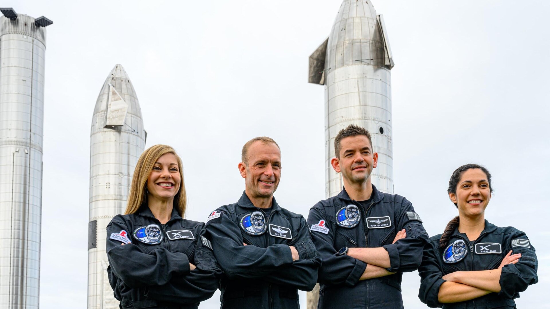 Anna Menon, Kidd Poteet, Jared Isaacman y Sarah Gillis frente a dos Starships y un Super Heavy