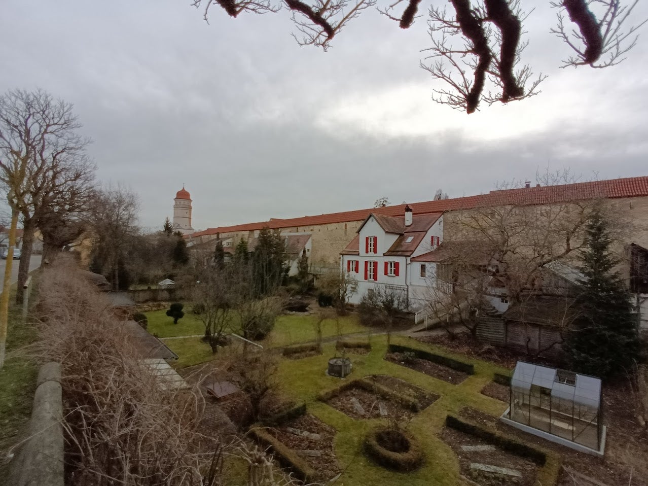 Si comparas esta foto con la que hay más arriba te darás cuenta de cómo el gran angular apaga un poco los colores y la luz general. Es normal teniendo en cuenta la diferencia de sensor.