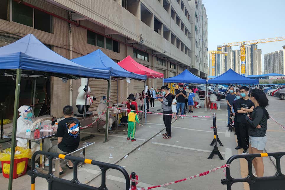 Una cola para hacerse test de Copvid-19 en la ciudad de Shenzhen, el pasado 13 de marzo.