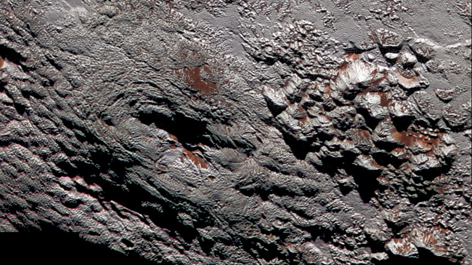 Una vista coloreada de Wright Mons dentro de la región criovolcánica