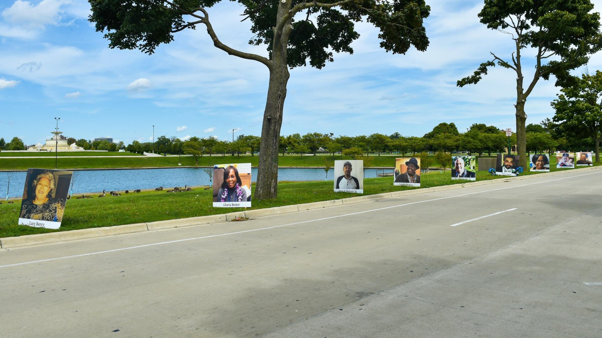 Un monumento conmemorativo de las víctimas de covid-19 en el Parque Estatal Belle Isle en Detroit, Michigan