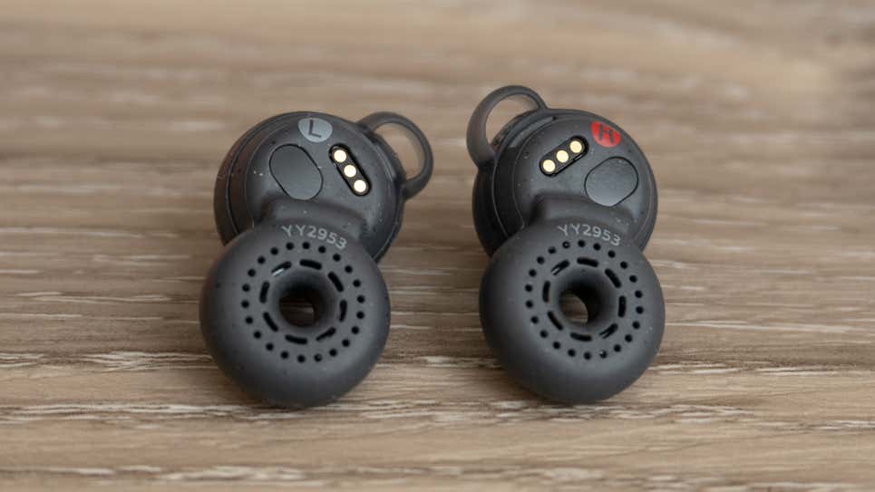 La parte inferior de los LinkBuds, con los contactos de carga y el asidero de silicona.