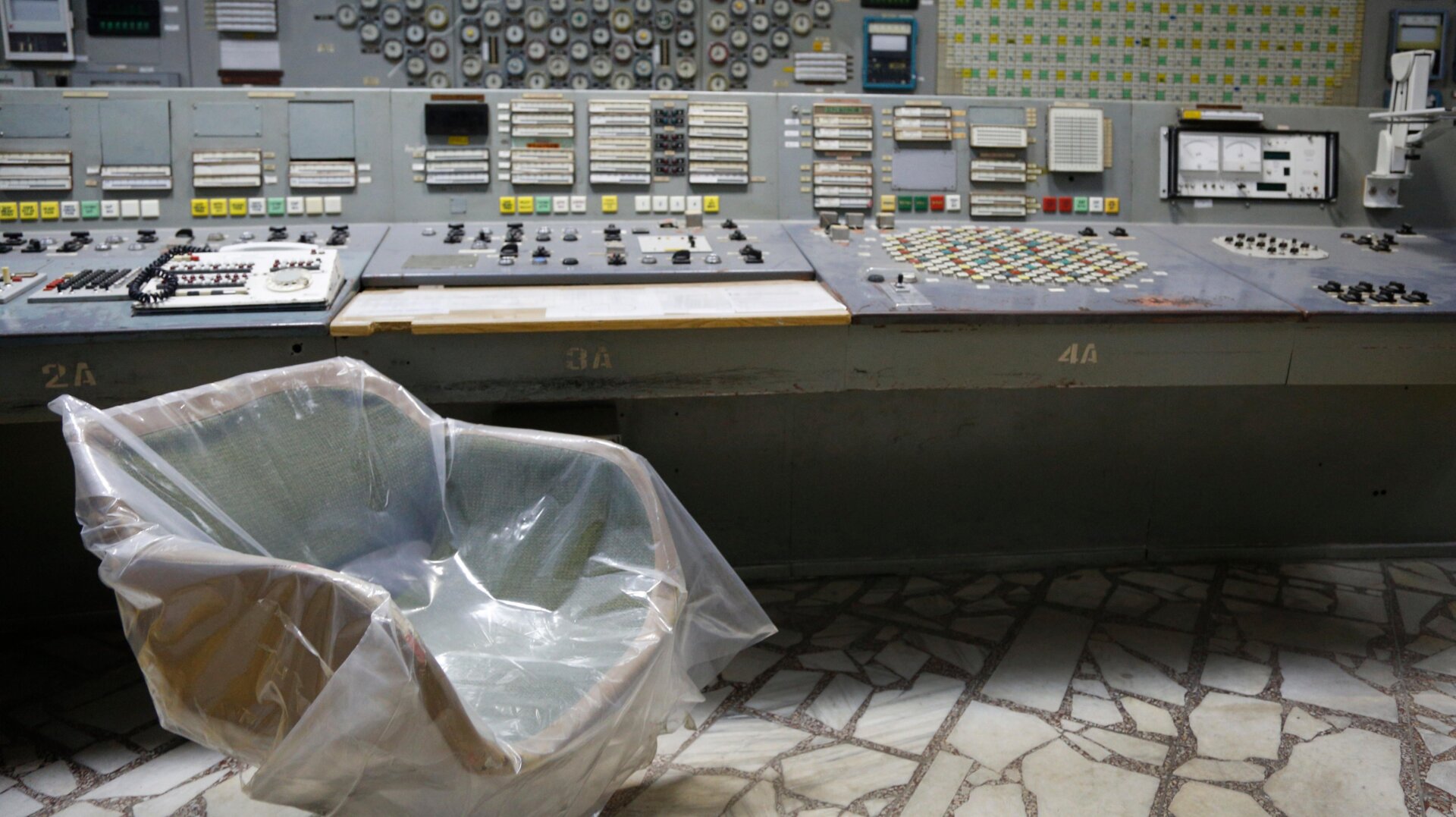 El sillón de un operador cubierto con plástico en una sala de control vacía del tercer reactor en la planta nuclear de Chernóbil, en Ucrania, el 20 de abril de 2018.