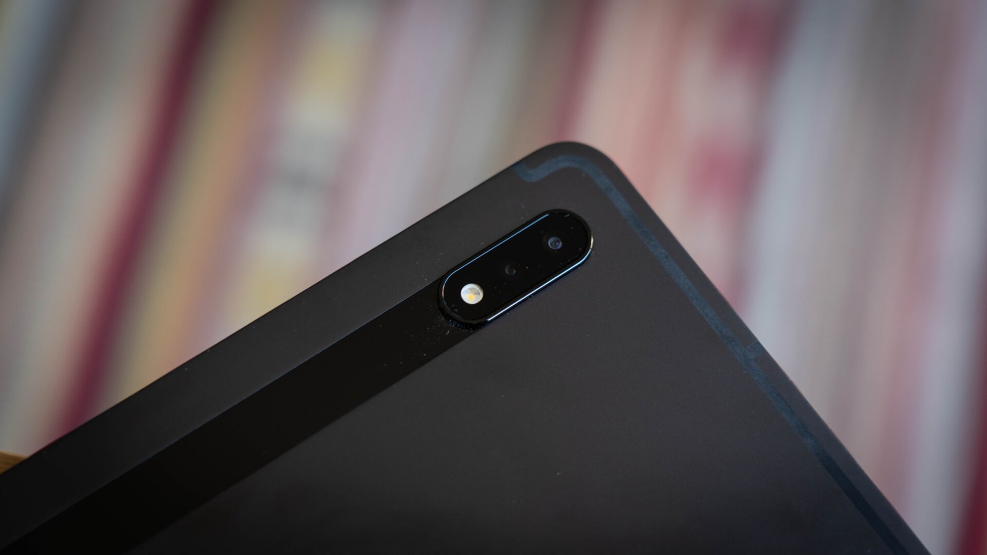 La tablet cuenta con una lente principal de 13MP y una gran angular de 6MP. La cámra selfie es de 13 MP. 