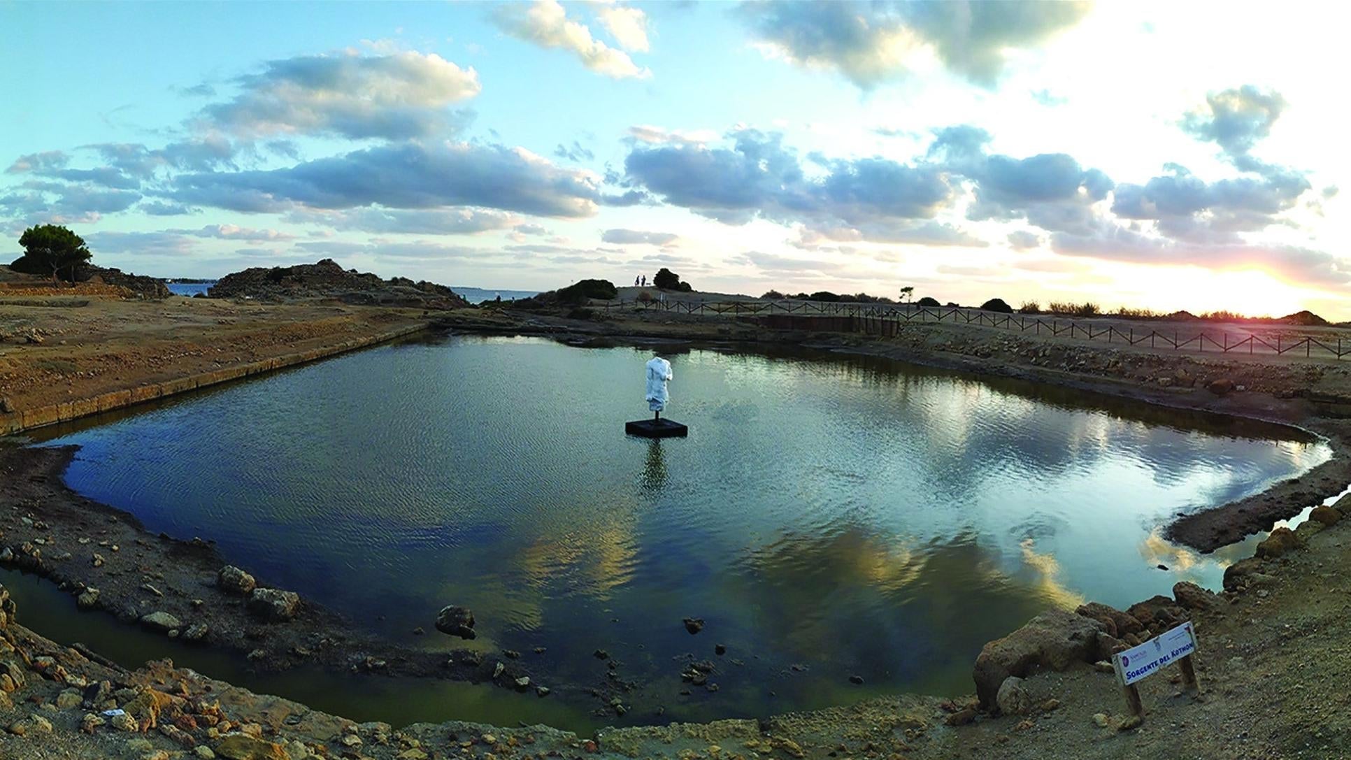 Una vez terminada la excavación, rellenaron la cuenca con agua y colocaron una réplica de la estatua que se encontraba originalmente en esta piscina sagrada.