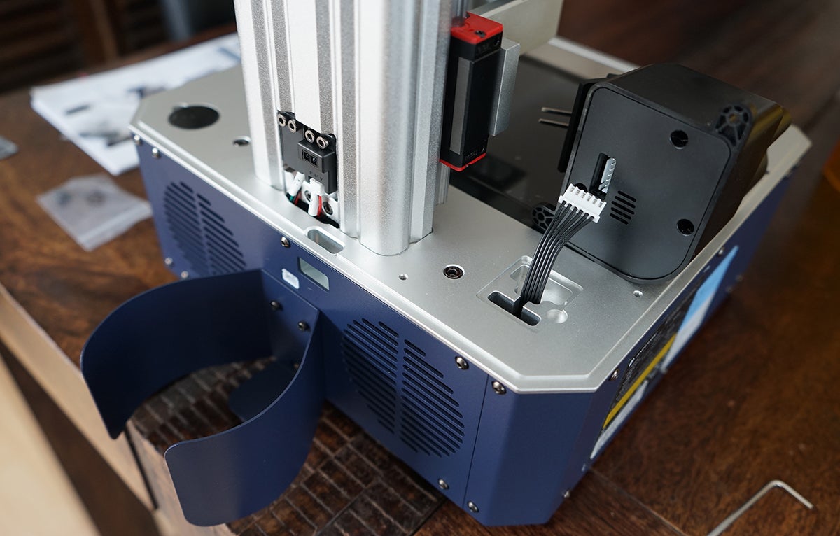 El motor se sujeta con dos tornillos y el soporte para la botella con otros dos.