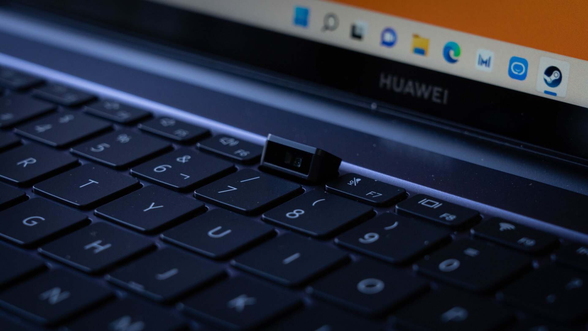 Ahí se esconde la webcam.