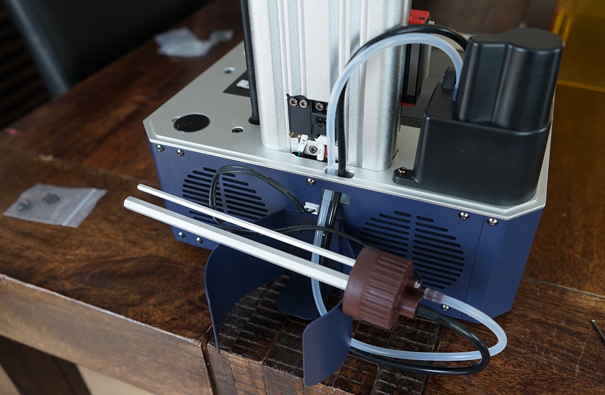 Los tubos flexibles se pasan por el agujero, se conectan y ¡Listo!