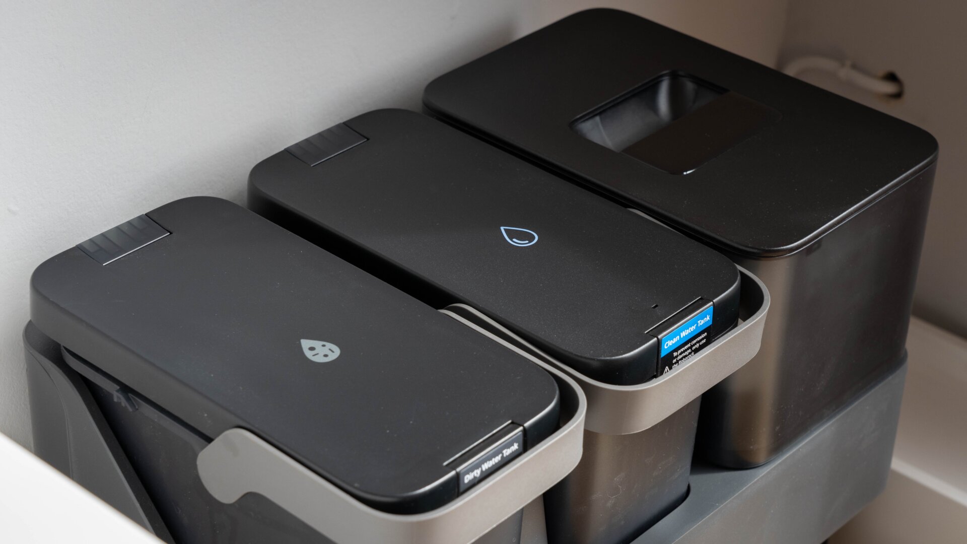 La base de autovaciado es bastante aparatosa.