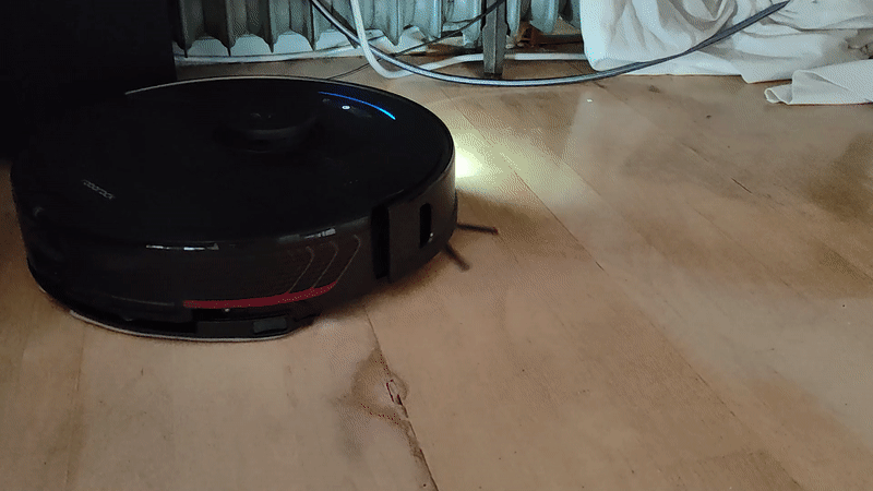 Si pasa por una zona más oscura el robot ilumina el suelo para poder limpiar y guiarse mejor. 