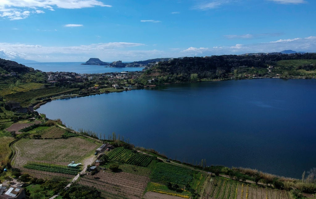 Image: Imagen aérea del Lago d’Averno.