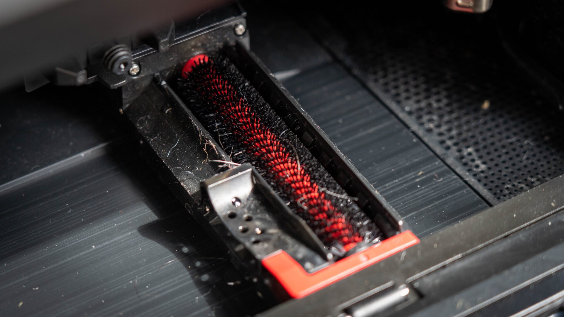 Este cepillo se encarga de limpiar la mopa cuando el robot termina de fregar.