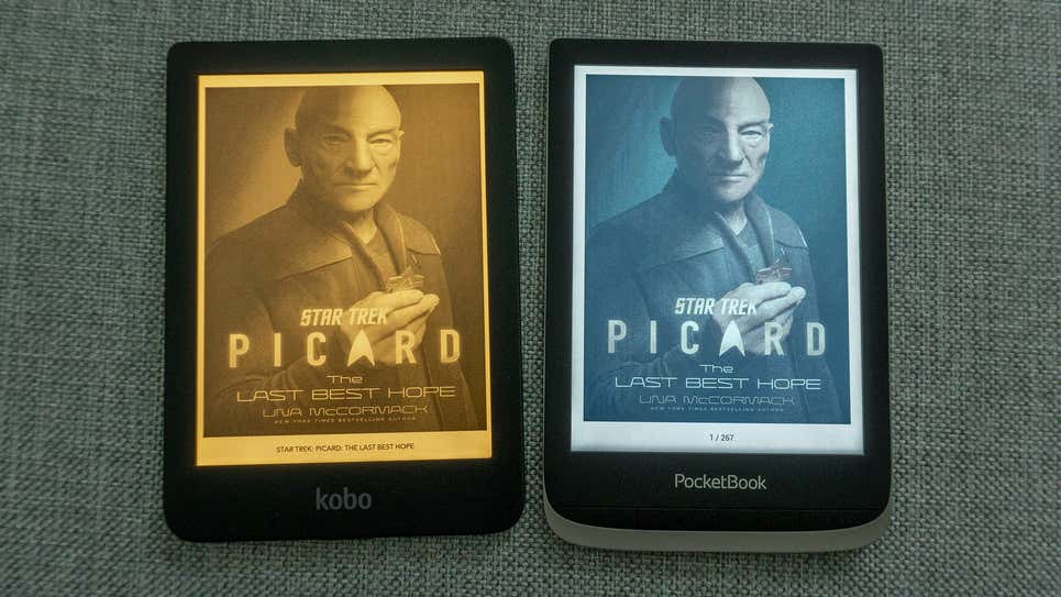 El PocketBook Color incluía una luz frontal LED, pero a diferencia de otros lectores electrónicos, no podía ajustarse a un color más cálido para una lectura cómoda por la noche. Se mantuvo fría para ayudar a que la reproducción del color de la pantalla E Ink fuera lo más precisa posible.