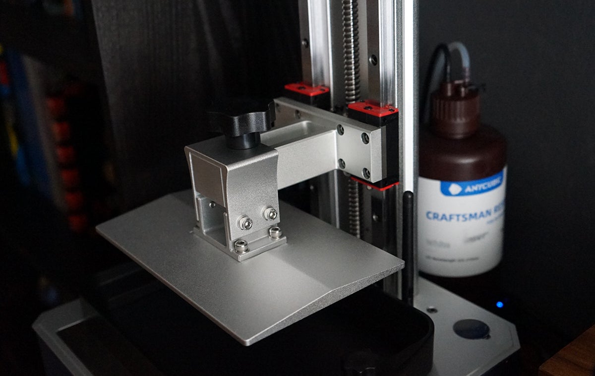 La botella de resina queda disimulada tras la máquina.