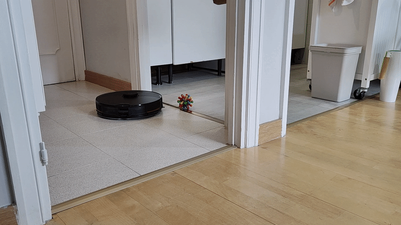 El robot se topa con un obstáculo de camino a la cocina y automáticamente elige una vía alternativa.