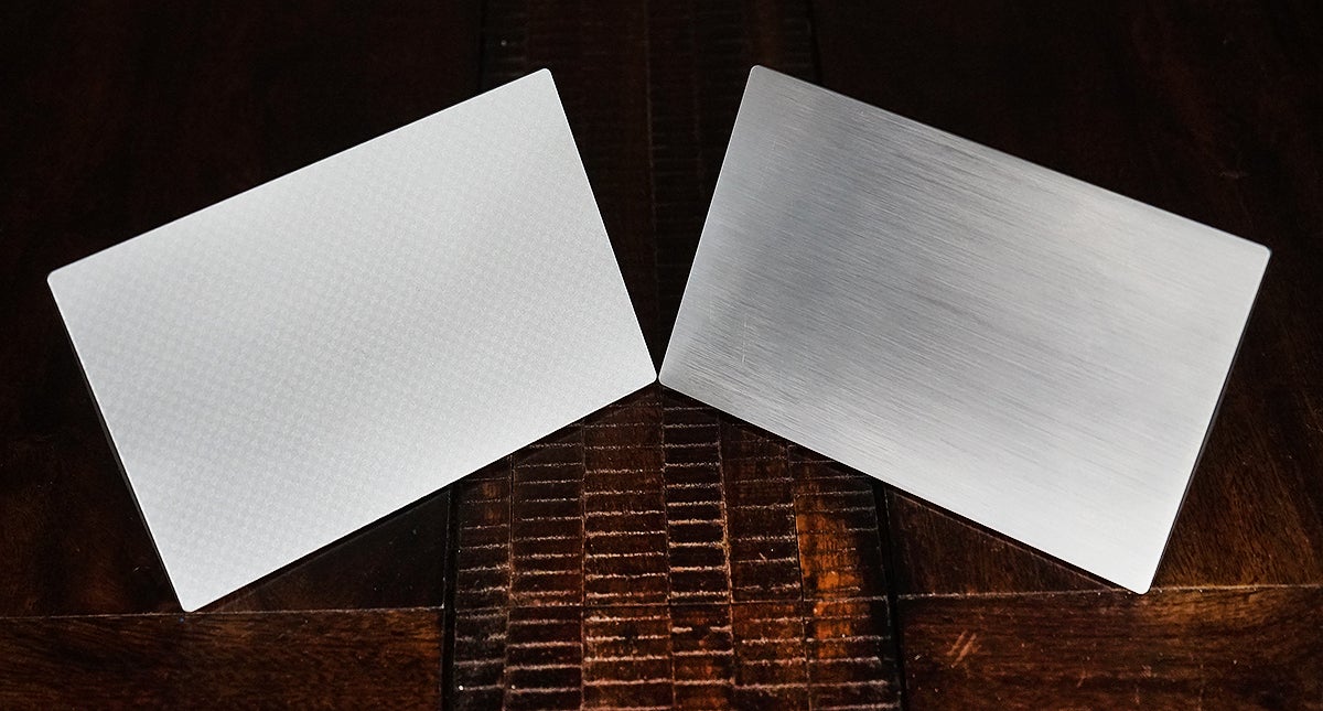 A la izquierda, la cama de la Photon M3 grabada a láser. A la derecha, la de la Photon Mono X.