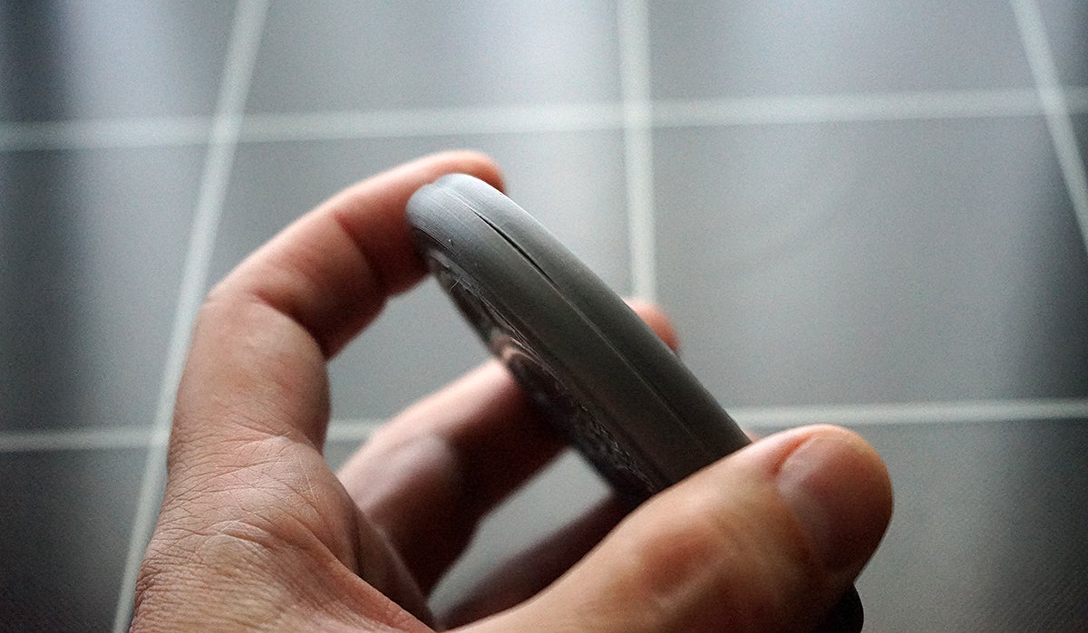 Al ponerlas una cotra la otra descubrimos que la de la Ender tiene algunas deformaciones. La de la Kobra Max es perfectamente plana.