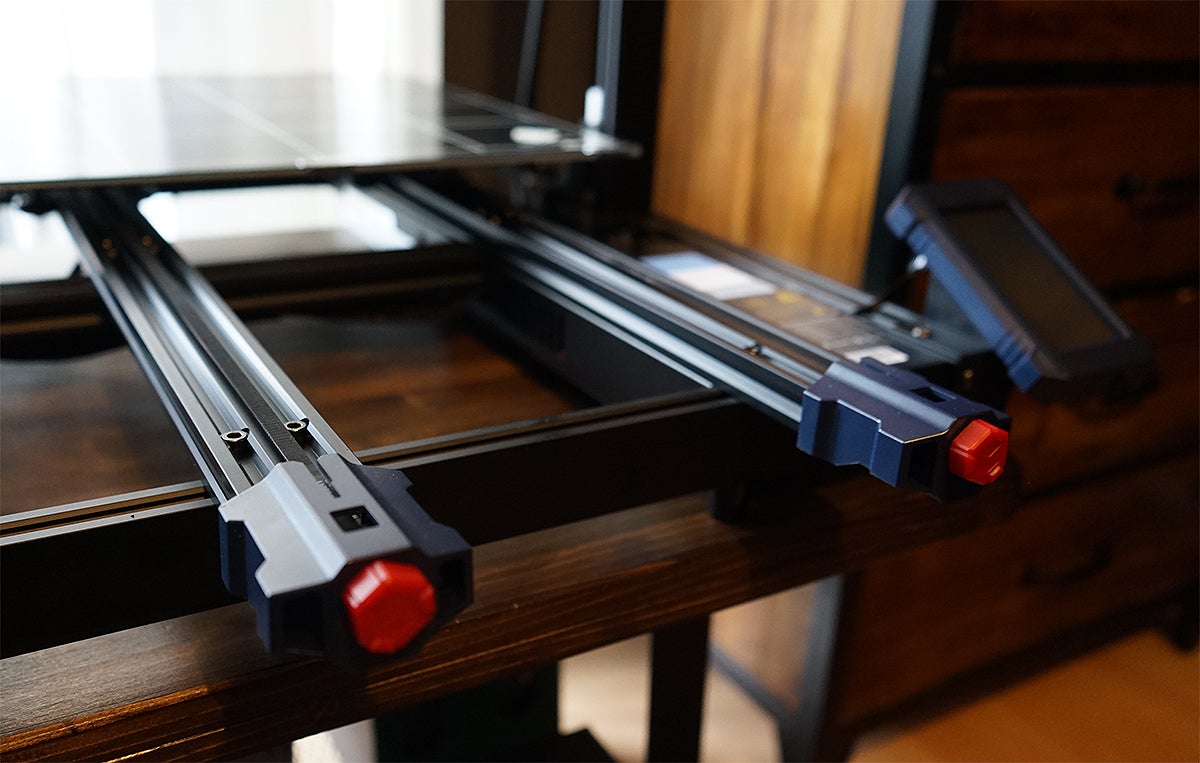 Las correas pueden ajustarse gracias a estas piezas en los extremos de cada eje.