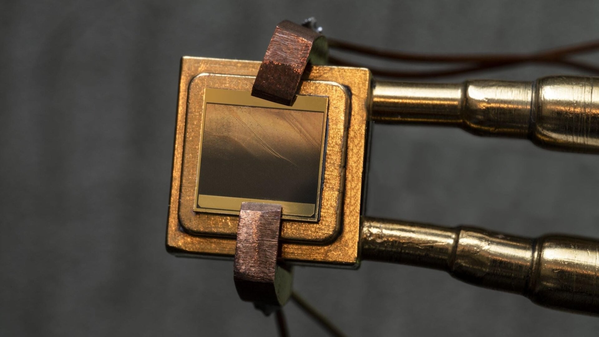 La celda termofotovoltaica, también llamada “motor térmico”, mide 1 centímetro cuadrado, pero los investigadores están buscando cómo hacerla más grande.