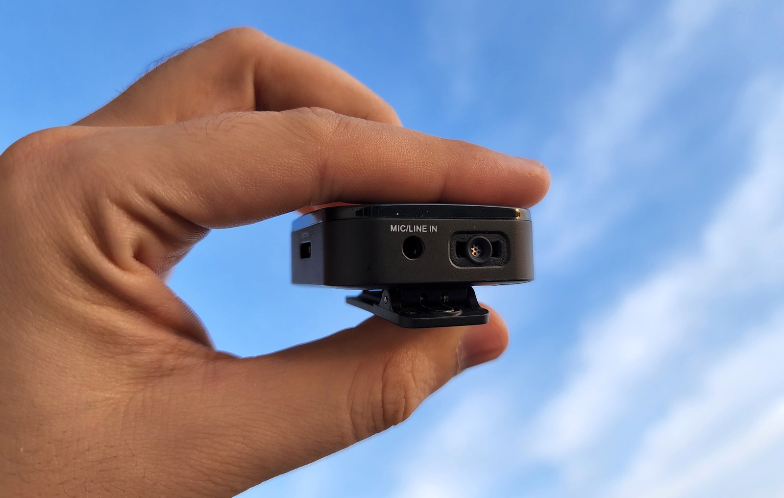 De izquierda a derecha: el puerto para el lavalier y el micrófono del transmisor. Se puede usar un pequeño filtro de tipo “dead cat” para evitar el sonido del viento al grabar con el transmisor.