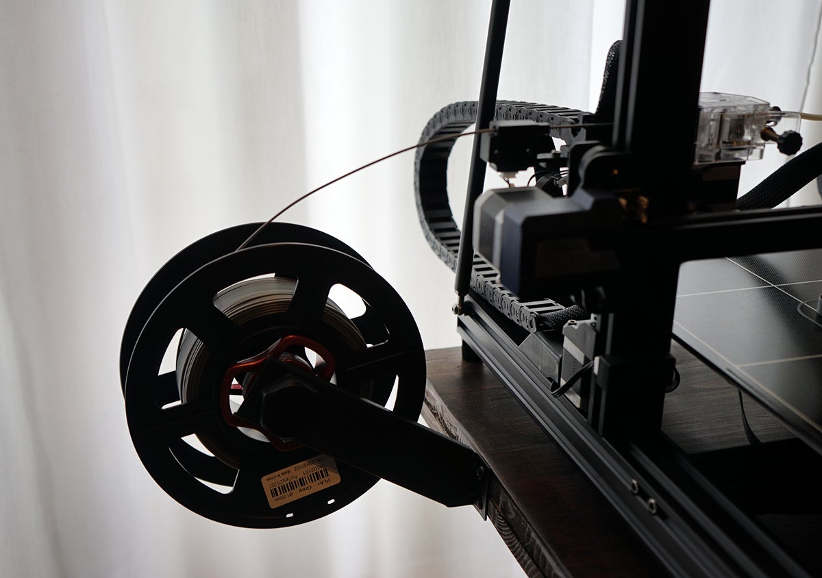 Personalmente, me gusta más imprimir un adaptador con rodamientos para que el filamento fluya de forma más suave.