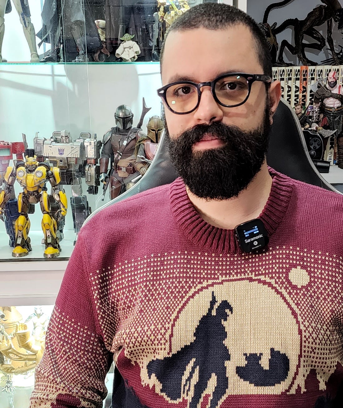 Así se ve el Blink900 enganchado el cuello de un sweater.