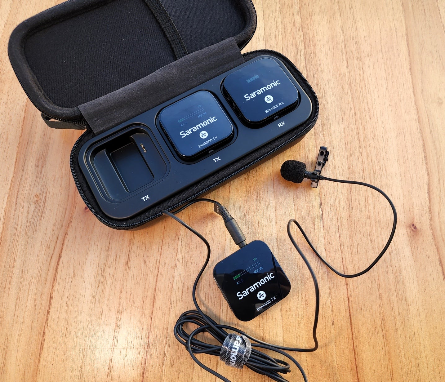 El estuche carga su batería mediante USB-C. El kit incluye dos micrófonos lavalier para conectar a los transmisores.