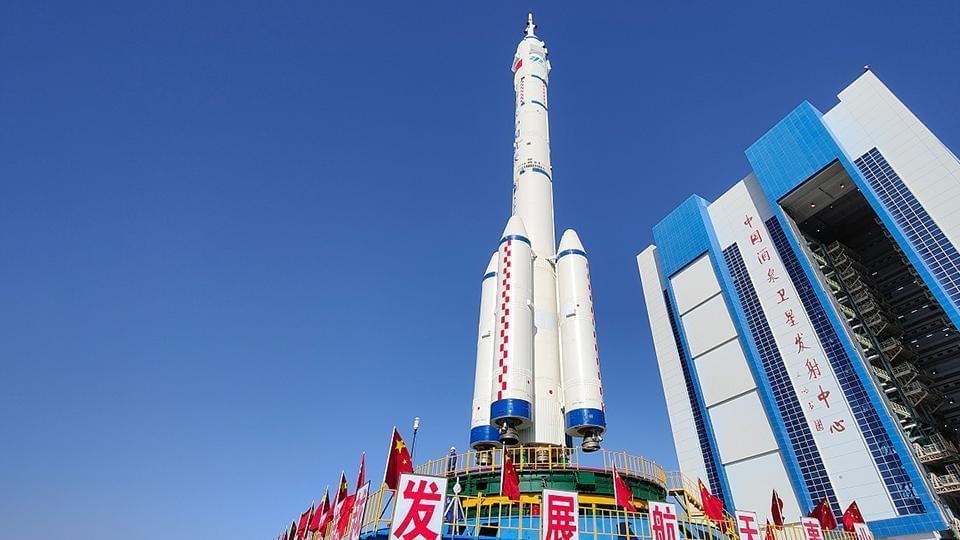 El cohete CZ-2F antes del lanzamiento de la nave Shenzhou 14