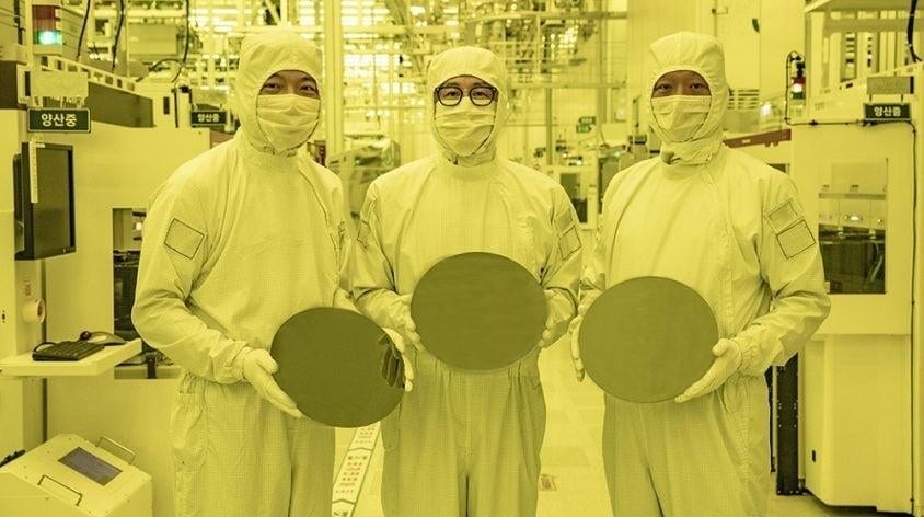 Empleados de Samsung con obleas de 3nm en la línea de producción del campus de Samsung Electronics Hwaseong.