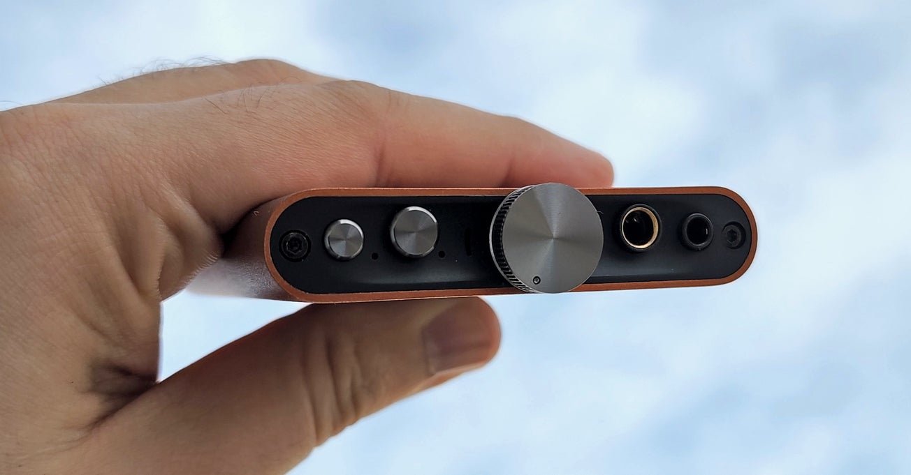 De izquierda a derecha: el botón Power Match, el botón XBASS, la perilla para controlar el volumen y encender el hip-dac2, el puerto balanceado de 4,4mm, y el puerto no balanceado de 3,5mm.