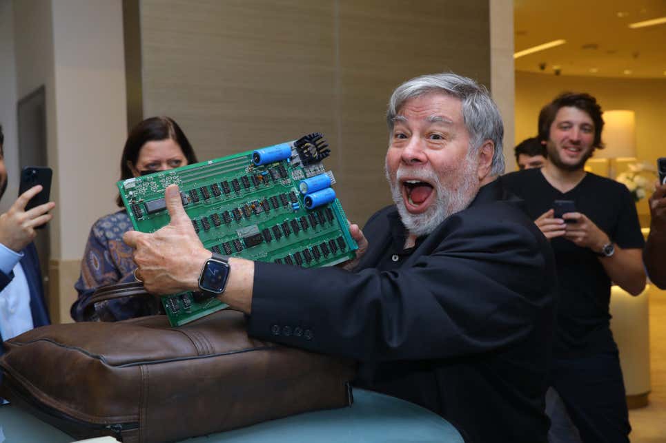 Steve “Woz” Wozniak sosteniendo la computadora Apple-1 de Schlumberger.