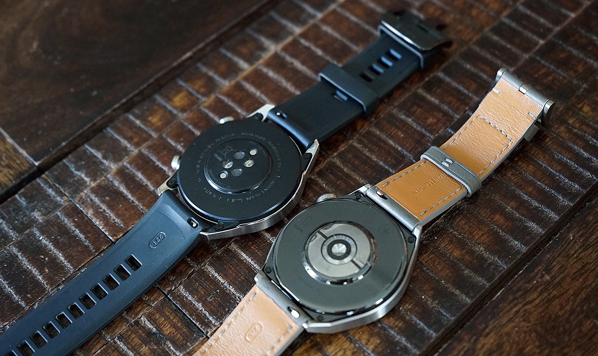 La parte trasera del Huawei Watch GT 3 Pro (abajo) frente a la del Watch GT 2 Pro (arriba). La diferencia de manufactura y materiales es tremenda.