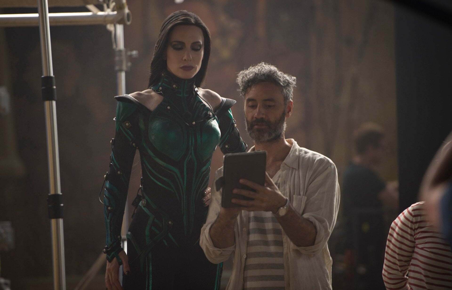 Taika Waititi con Cate Blanchett en el set de Thor: Ragnarok.