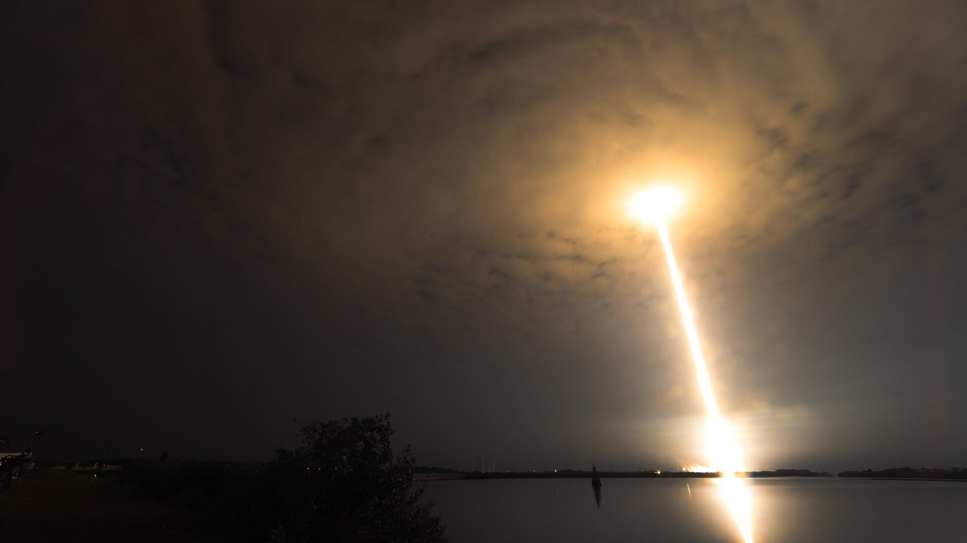 Un cohete SpaceX Falcon 9 despega del complejo de lanzamiento 39A el 6 de mayo de 2022 en Cabo Cañaveral, Florida (Se usó una exposición larga para crear esta imagen).