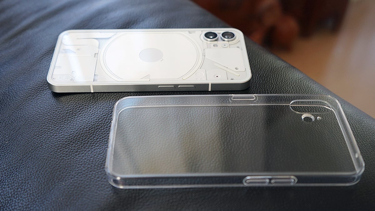 Un móvil con una parte trasera transparente solo podía tener una funda transparente.