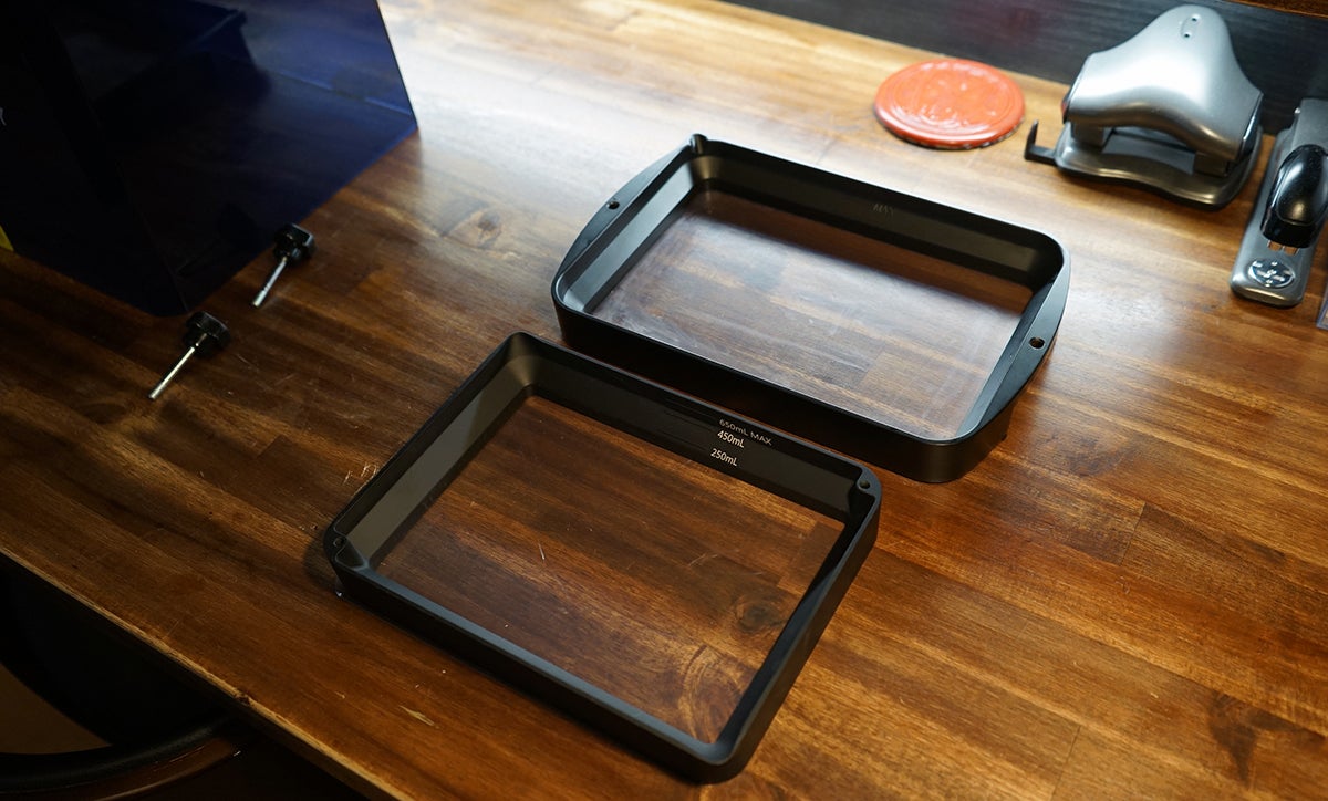 El depósito de la Halot One Plus comparado con el de la Anycubic M3 Plus, mucho más cara, pero no mucho más grande.