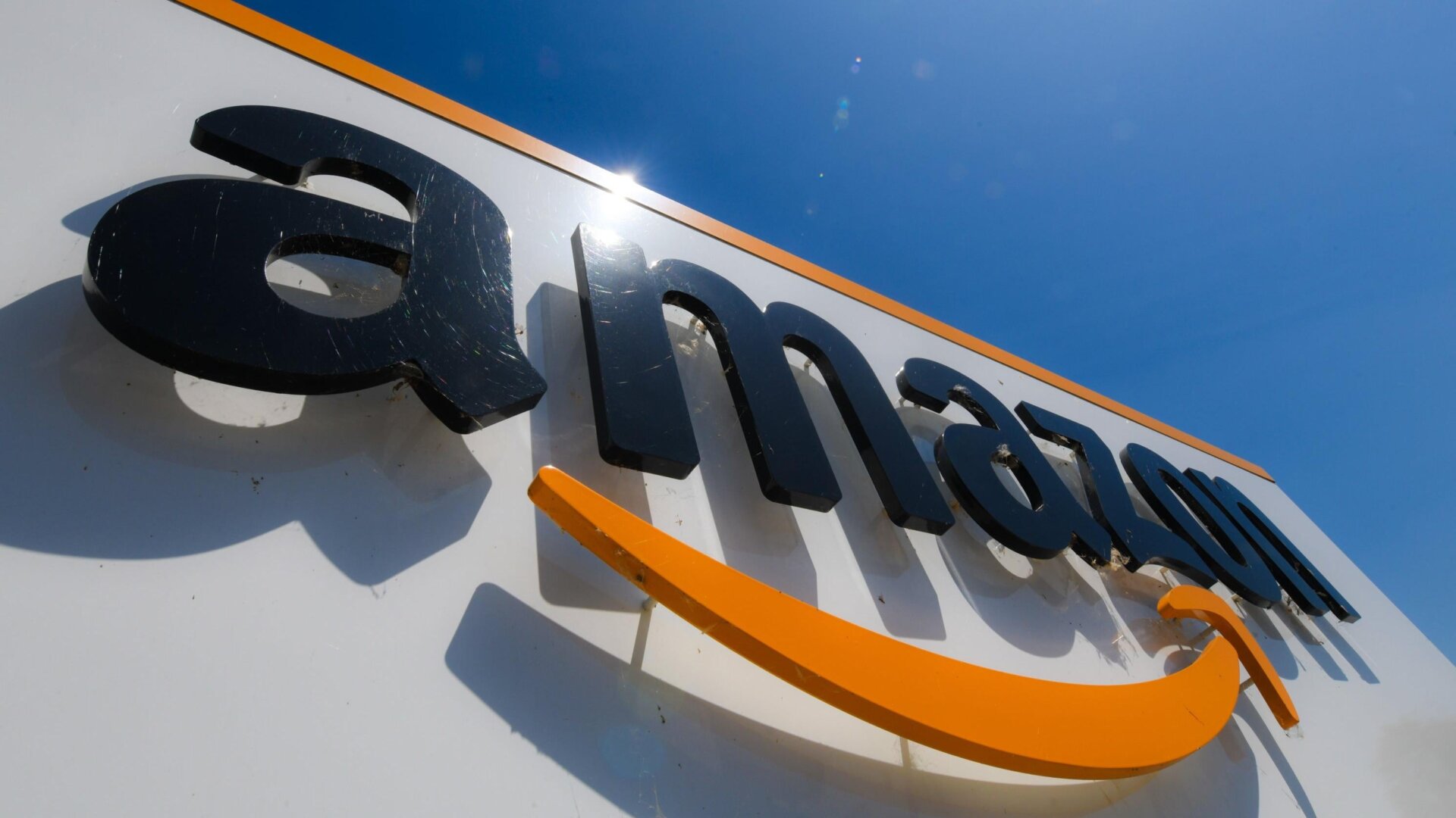 Supuestamente se dejaron reseñas falsas en sitios de Amazon en Estados Unidos, Reino Unido, Alemania, Francia, Italia y España.