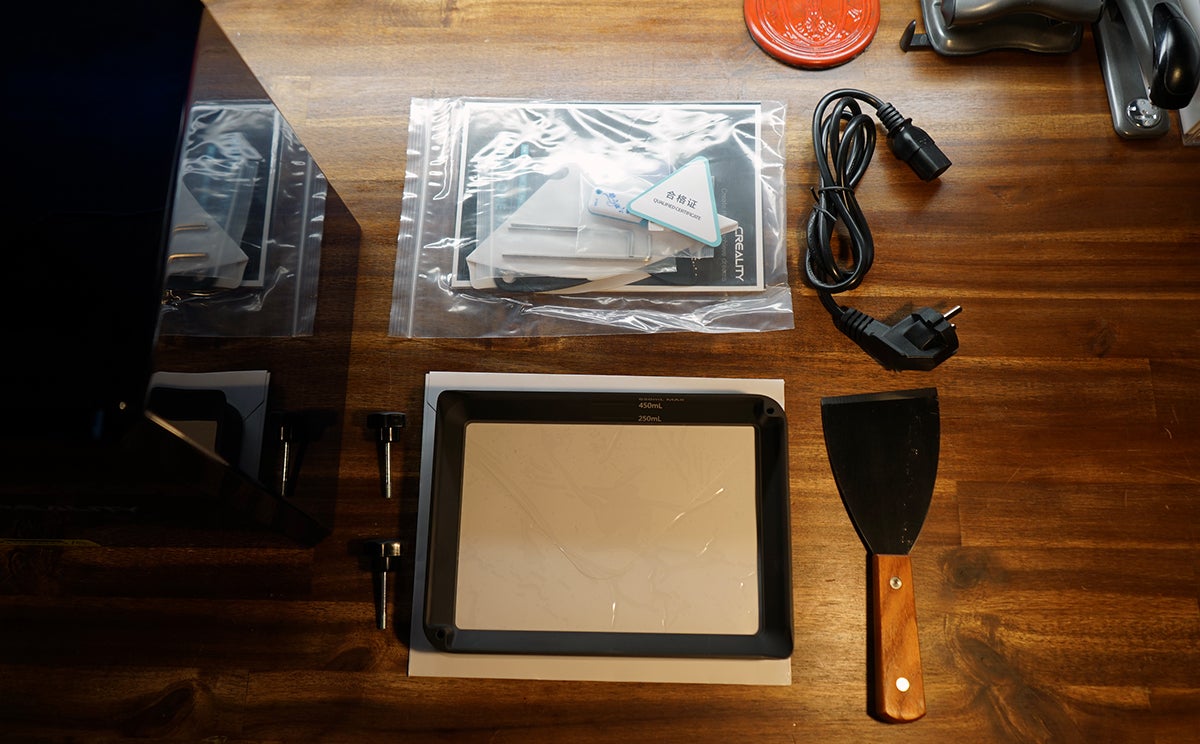 El contenido de la caja de la Halot One Plus.